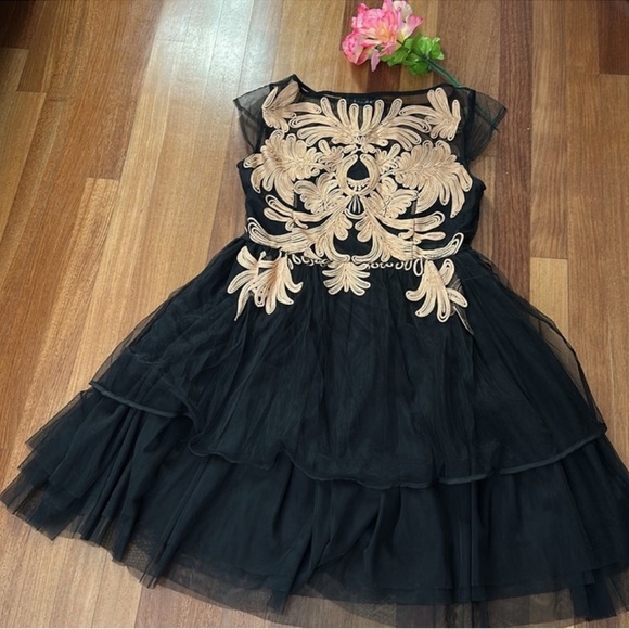 Chicwish Black and Gold Formal Dress - Picture 6 of 9